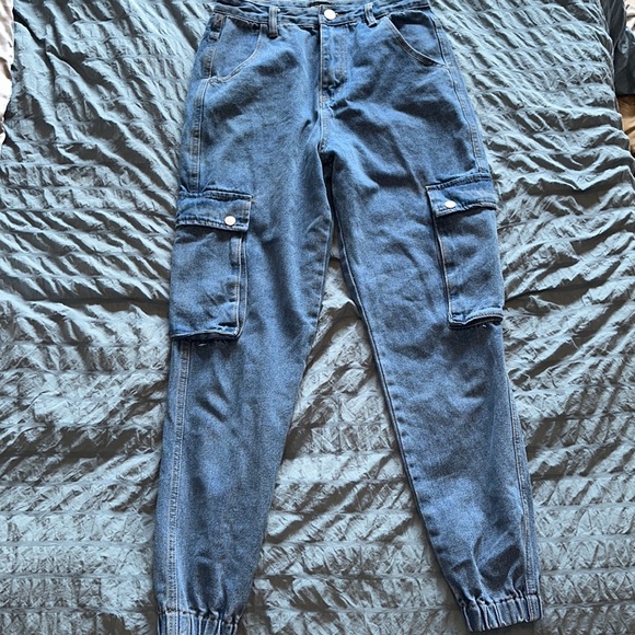 Pretty Little Thing Mid Wash Cargo Pocket Jeans - Picture 2 of 5